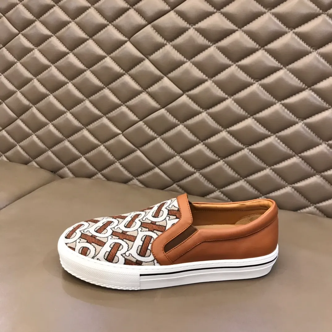 ◾️▫P340 B's new spring and summer product, men's classic low-cut slip-on sneakers, made of classic retro B's printed canvas material, spliced ​​with layered calfskin, and decorated with a new brand logo. First-layer cowhide lining, embossed Burberry logo on the heel, and original TPU outsole!  Size: 38-45